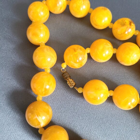 Vintage yellow round plastic Czech(?) beads necklace. Retro jewelry. - Picture 5 of 9